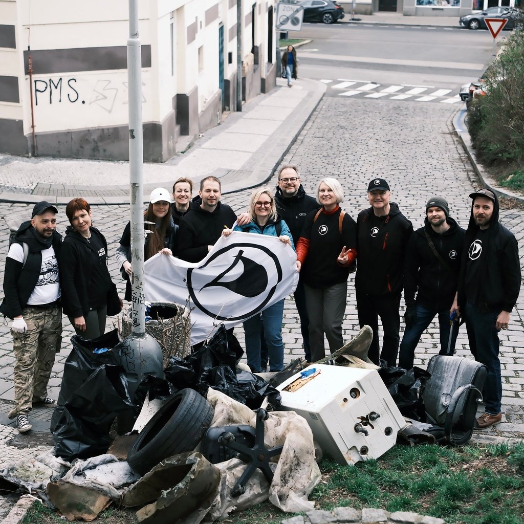 Na Dnešní akci Ukliďme Česko jsme spojili síly na Břevnově